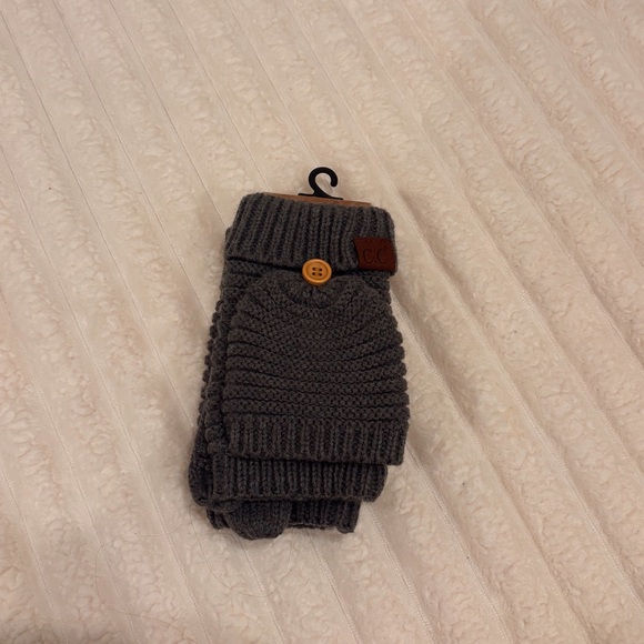 NWT C.C gray knitted gloves - Picture 1 of 2
